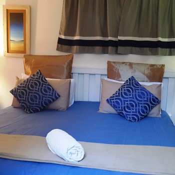 Apartment king bed